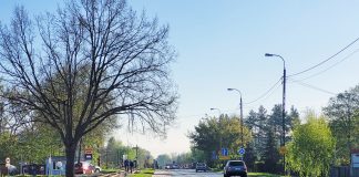 Ulica Sienkiewicza w Piasecznie - widok od strony ul. Pomorskiej w kierunku wiaduktu PKP i ul. Dworcowej