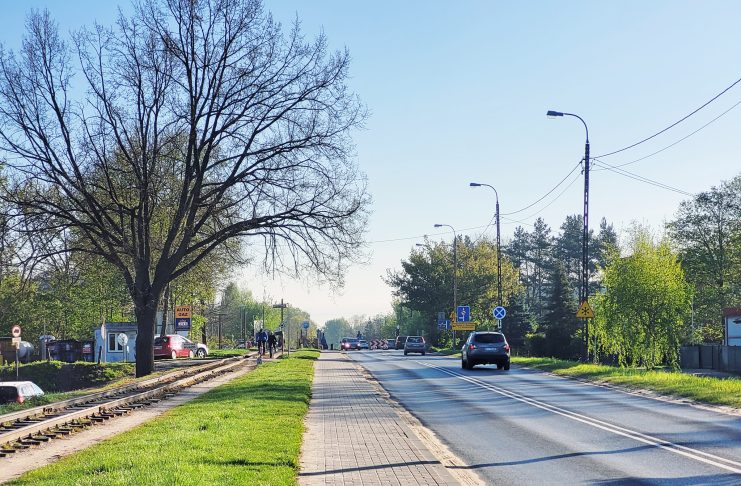 Ulica Sienkiewicza w Piasecznie - widok od strony ul. Pomorskiej w kierunku wiaduktu PKP i ul. Dworcowej
