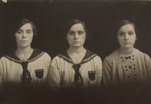 na czarno-białym zdjęciu trzy kobiety
