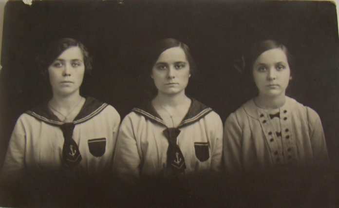 na czarno-białym zdjęciu trzy kobiety
