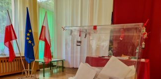 wybory PE. Na zdjęciu urna wyborcza, w tle flagi Polski i Unii Europejskiej