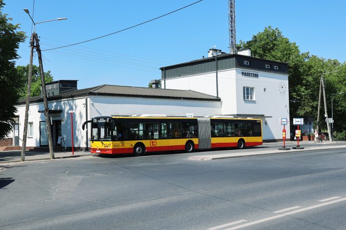 Budynek dworca PKP w Piasecznie, autobus 709