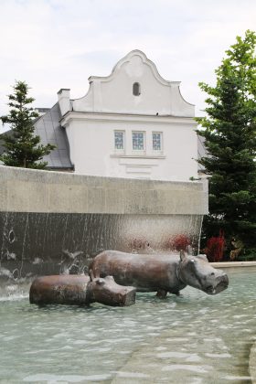 Hipopotamy na skwerze Kisiela kąpią się w fontannie, foto Anna Grzejszczyk