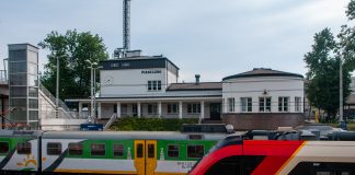 stacja pkp Piaseczno, dwa pociągi