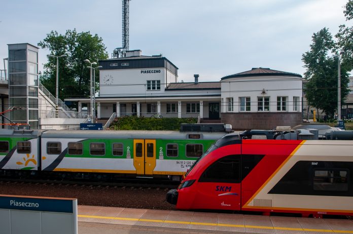 stacja pkp Piaseczno, dwa pociągi