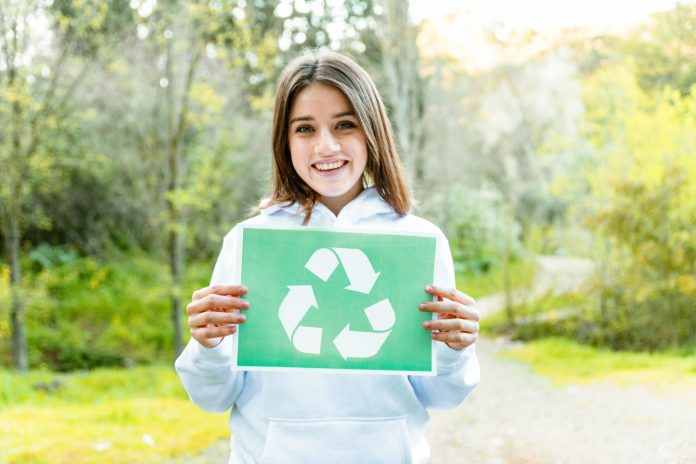 dziewczyna trzymająca symbol recyklingu