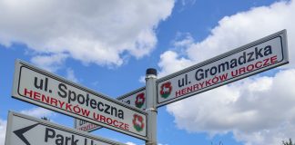 Henryków zamknięcie skrzyżowania, na zdjęciu tablice z nazwami ulic.