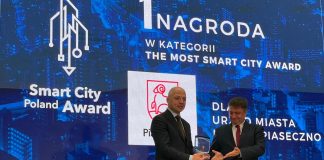 smart city award , na zdjęciu dwóch mężczyzn na scenie