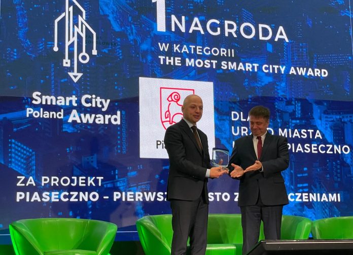 smart city award , na zdjęciu dwóch mężczyzn na scenie