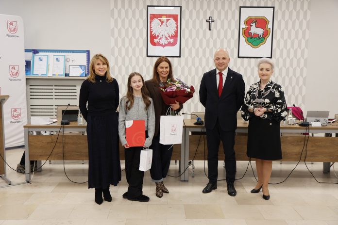 Młoda tancerka uhonorowana na sesji rady Wiktoria Wisniewska na sesji Rady Miejskiej