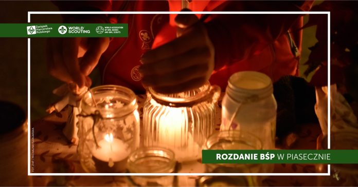 Rozdawanie Betlejemskiego Światła Pokoju na rynku w Piasecznie