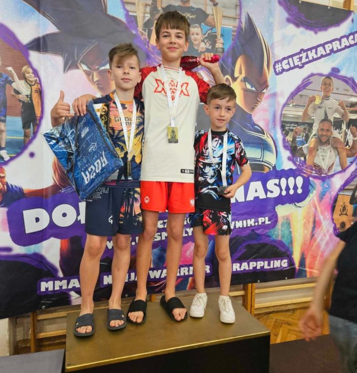 Młodzi zawodnicy The Six Mates BJJ Fight Club Piaseczno z medalami na Róża Fight Cup 10