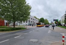 fotografia przedstawiająca odcinek ulicy Jana Pawła II w Piasecznie przy banku