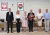 absolutorium - burmistrz z kwiatami i 5 innych osób