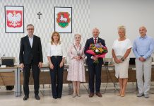 absolutorium - burmistrz z kwiatami i 5 innych osób