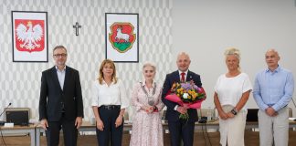 absolutorium - burmistrz z kwiatami i 5 innych osób