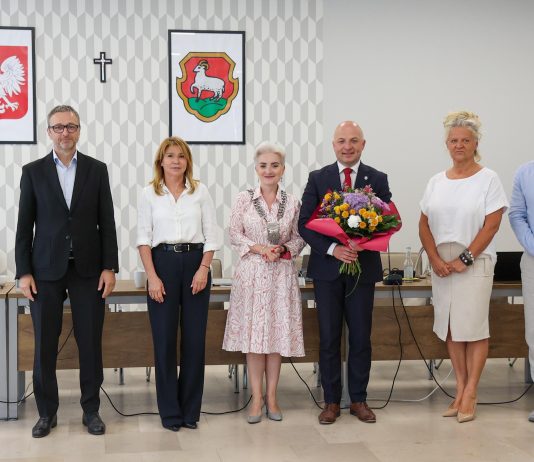 absolutorium - burmistrz z kwiatami i 5 innych osób