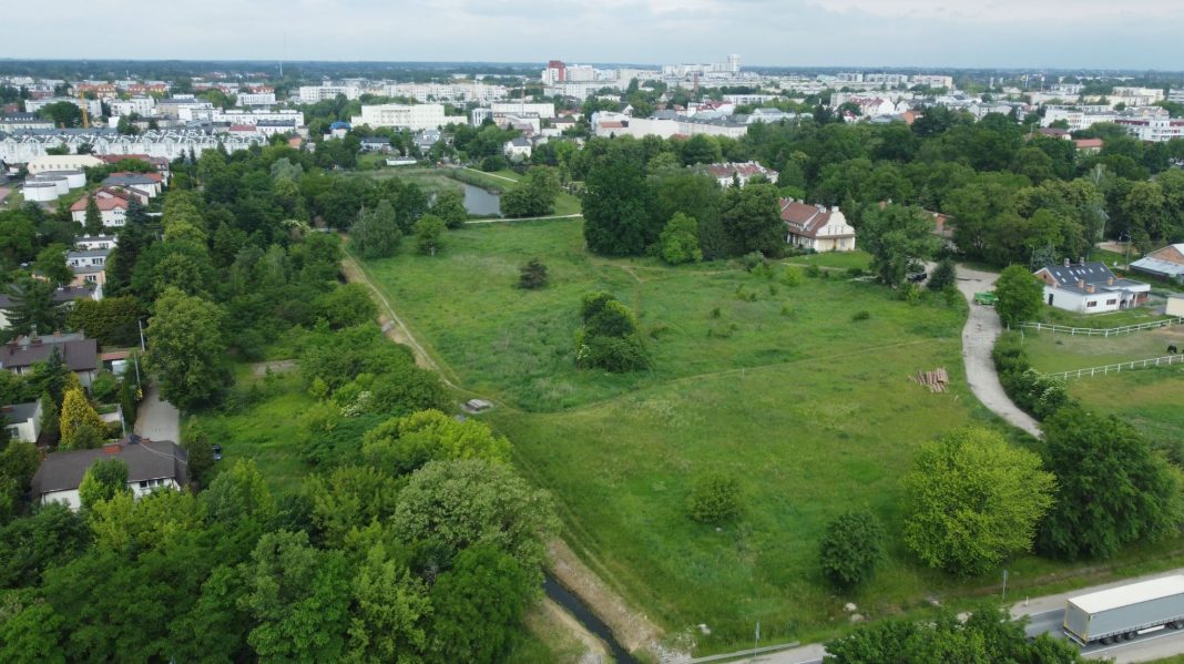 park miejski w Piasecznie z drona od strony Drogi Krajowej 79