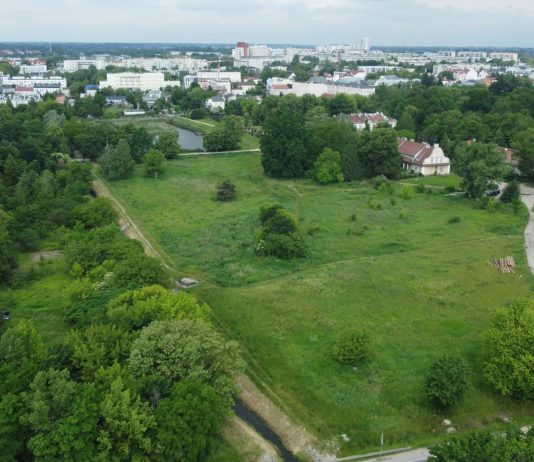 park miejski w Piasecznie z drona od strony Drogi Krajowej 79