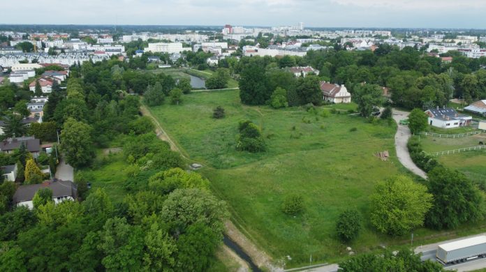 Rusza modernizacja kolejnej części parku w Piasecznie park miejski w Piasecznie z drona od strony Drogi Krajowej 79