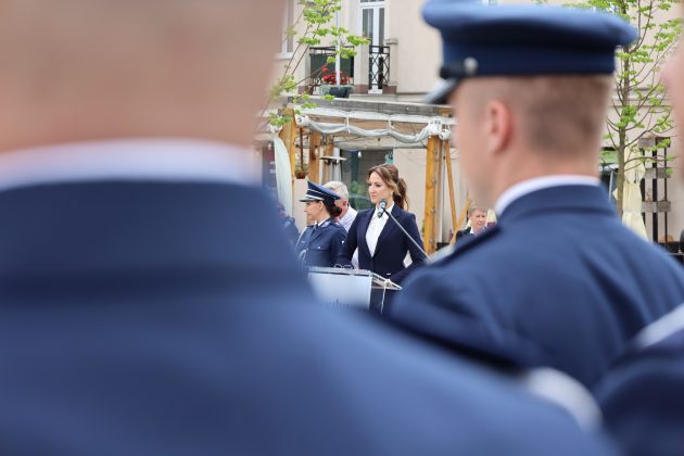 policjantka prowadzi uroczystość