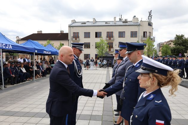 burmistrz ściska dłonie nagrodzonym