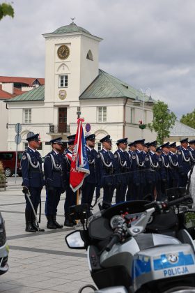 Święto Policji - policjanci w mundurach, na pierwszym planie motocykl