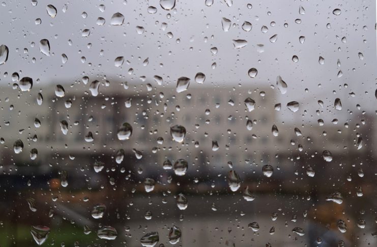 widok przez okno zalane deszczem
