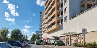 ulica, zaparkowane i jadące samochody