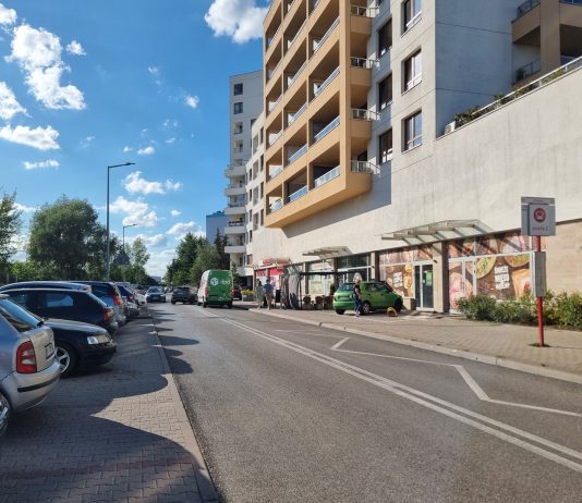ulica, zaparkowane i jadące samochody