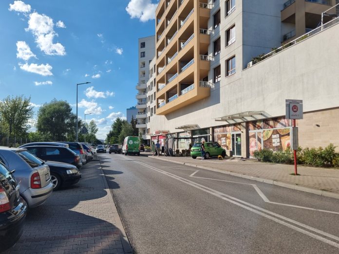 ulica, zaparkowane i jadące samochody