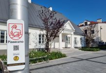 kod qr na słupie, w tle muzeum