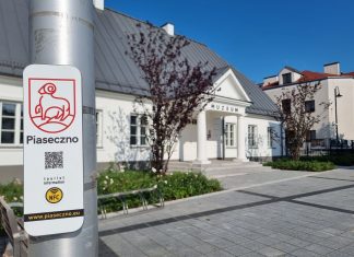 kod qr na słupie, w tle muzeum