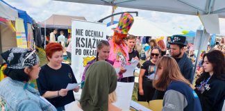 grupa osób na festiwalu