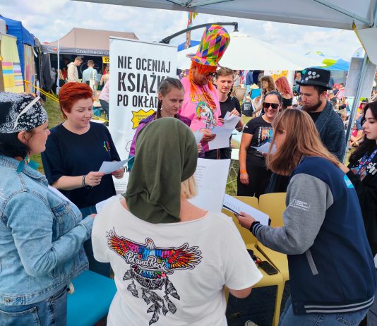 grupa osób na festiwalu