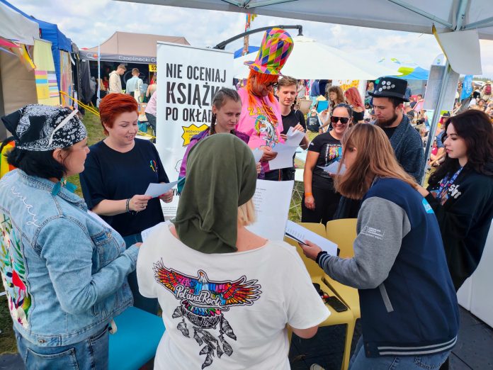 grupa osób na festiwalu