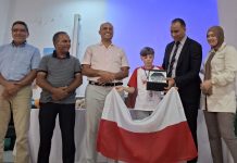 Chłopiec z polską flagą i 5 osób dorosłych
