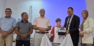 Chłopiec z polską flagą i 5 osób dorosłych