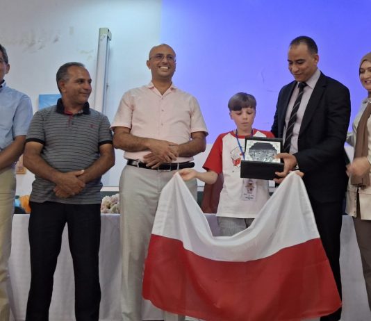 Chłopiec z polską flagą i 5 osób dorosłych