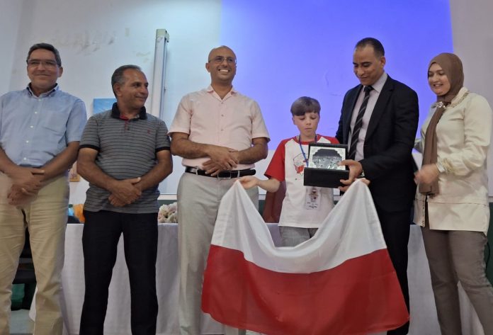 Chłopiec z polską flagą i 5 osób dorosłych