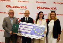 cztery osoby i symboliczny czek