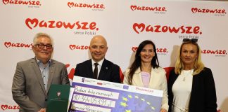 cztery osoby i symboliczny czek