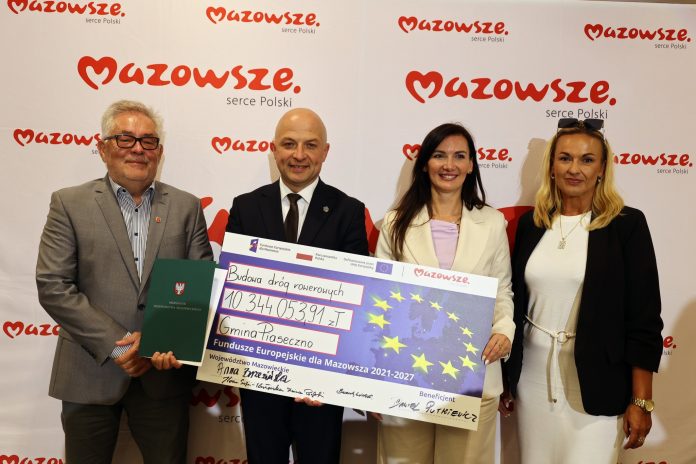 cztery osoby i symboliczny czek