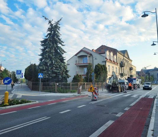 Prace naprawcze wodociągu na rogu ulic Czajewicza z Sienkiewicza w Piasecznie