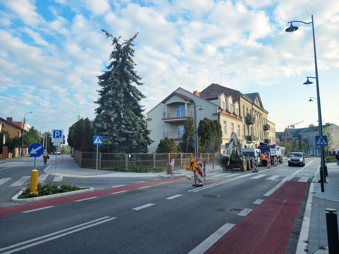 Prace naprawcze wodociągu na rogu ulic Czajewicza z Sienkiewicza w Piasecznie
