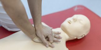 Pierwsza pomoc przedmedyczna - reanimacja uciśnięcia w ramach pierwszej pomocy