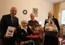 mężczyzna i 3 kobiety