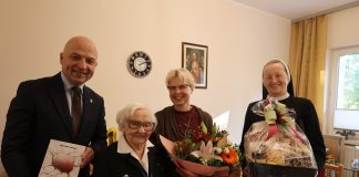 mężczyzna i 3 kobiety