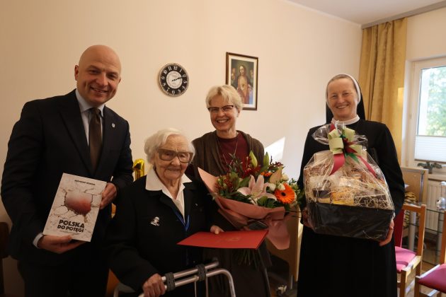 mężczyzna i 3 kobiety