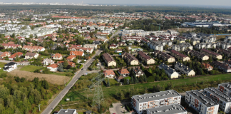 widok zabudowy z drona